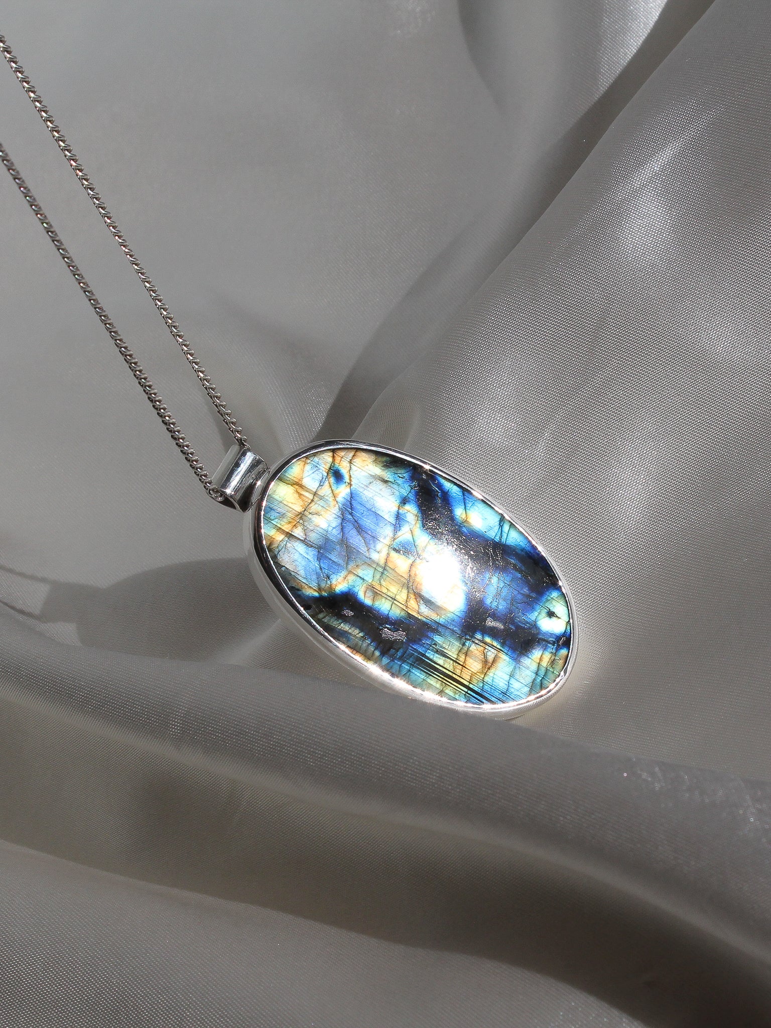 Handmade 925 sterling silver pendant with flashy labradorite stone lily and William jewelry