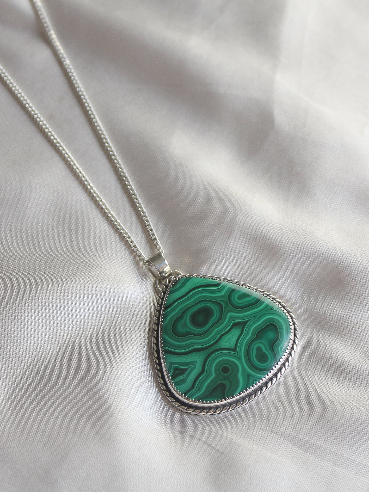 Handmade 925 sterling silver pendant with malachite stone lily and William jewelry 