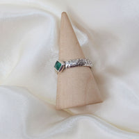 handmade 925 sterling silver ring with pattern band and sugarloaf emerald stone
